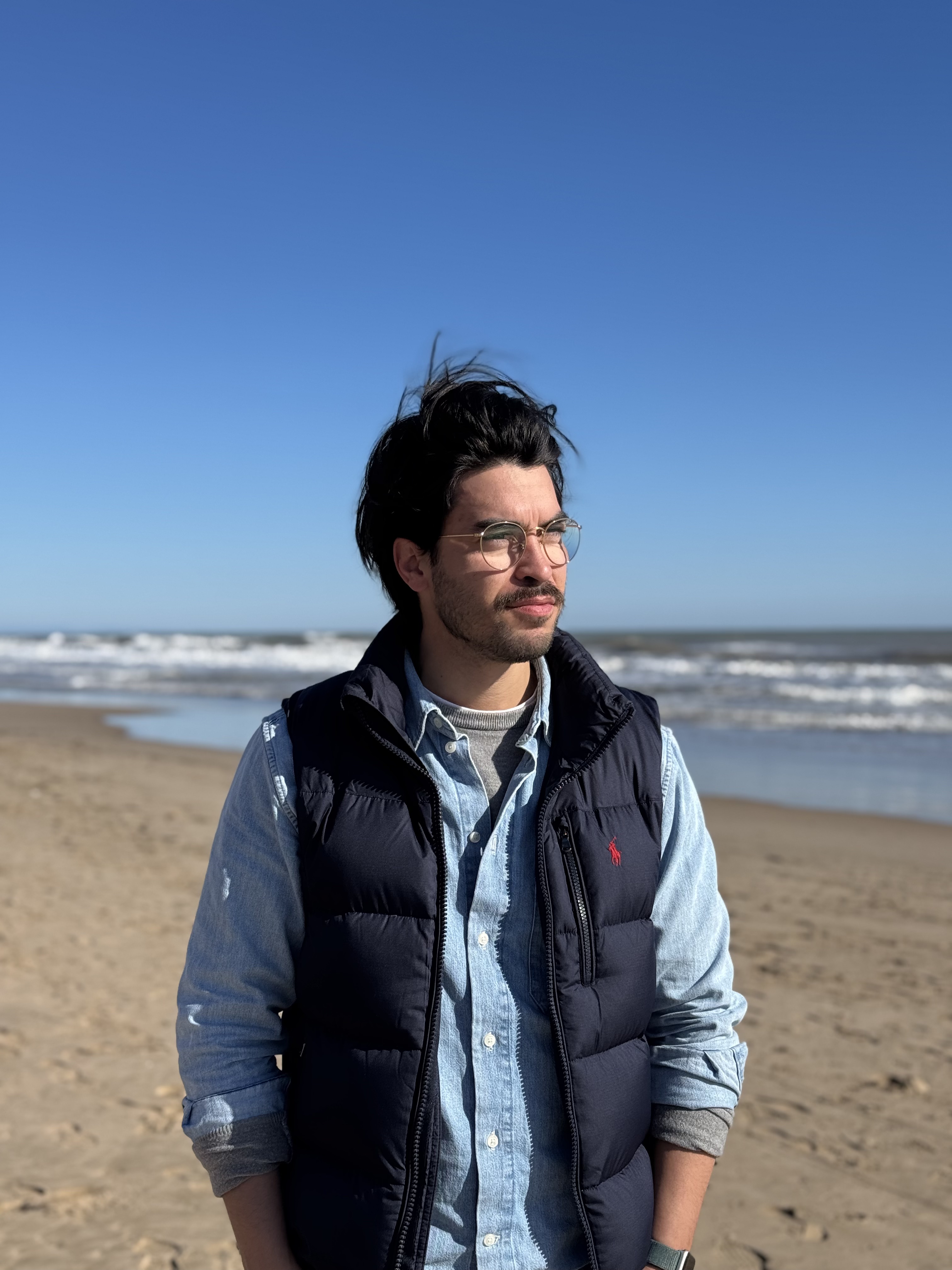 Jose Almonacid explicando su experiencia como emprendedor en la playa