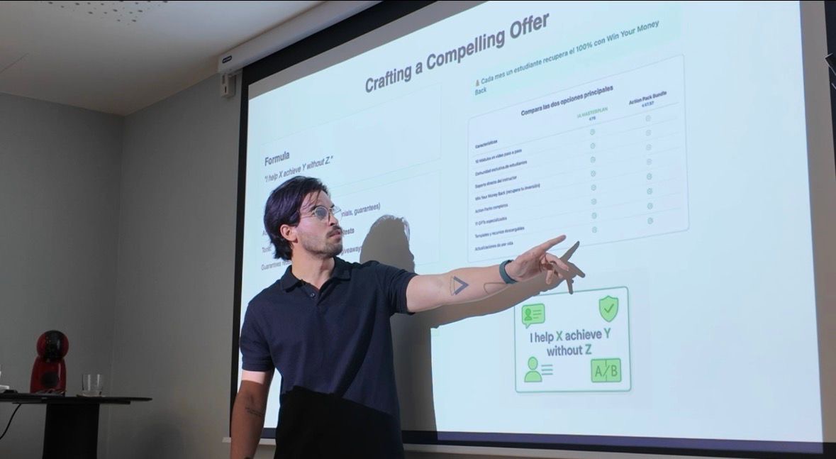 Jose señalando la pantalla durante un taller